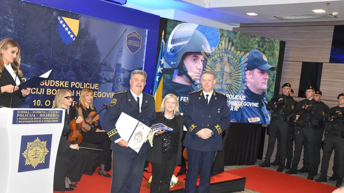 Na ceremoniji su uručene zahvalnice u obliku Reljefnog amblema Sudske policije.
