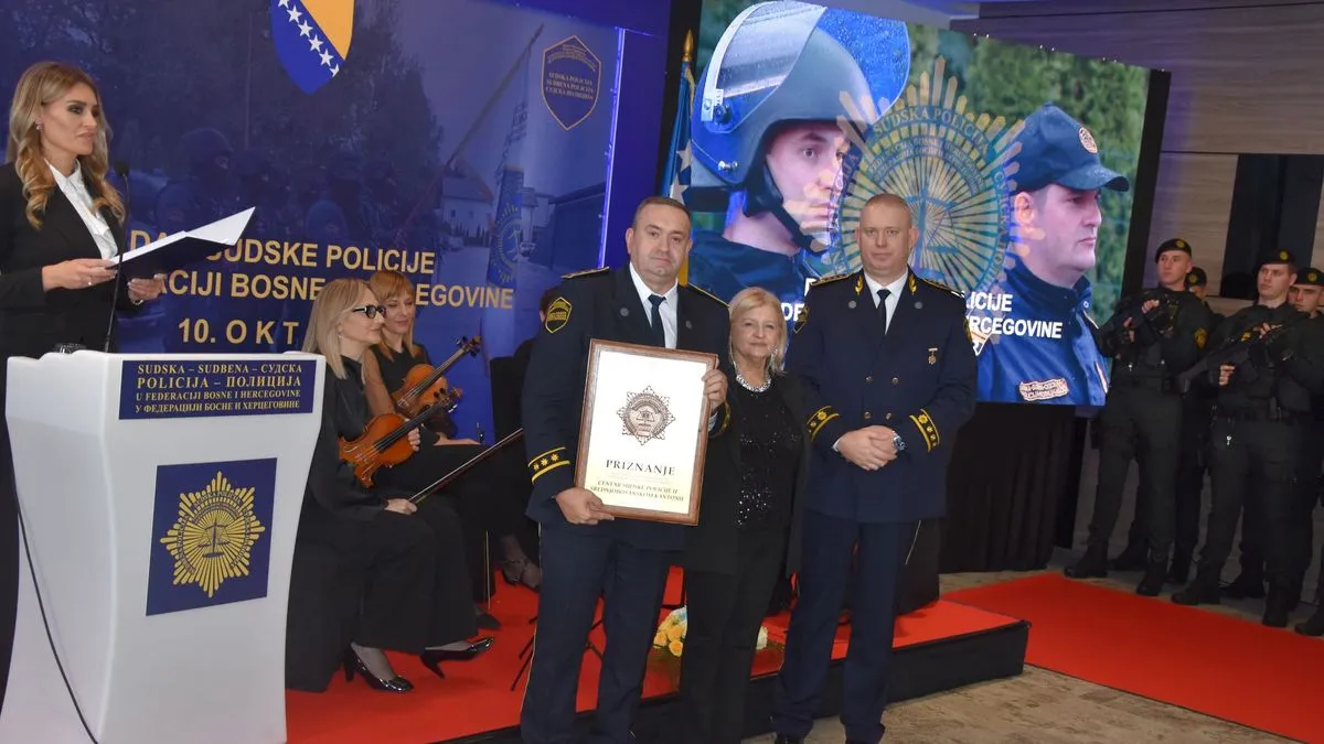 Na ceremoniji su uručene zahvalnice u obliku Reljefnog amblema Sudske policije.