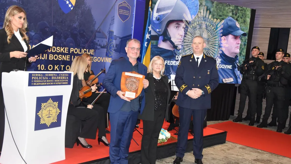 Na ceremoniji su uručene zahvalnice u obliku Reljefnog amblema Sudske policije.