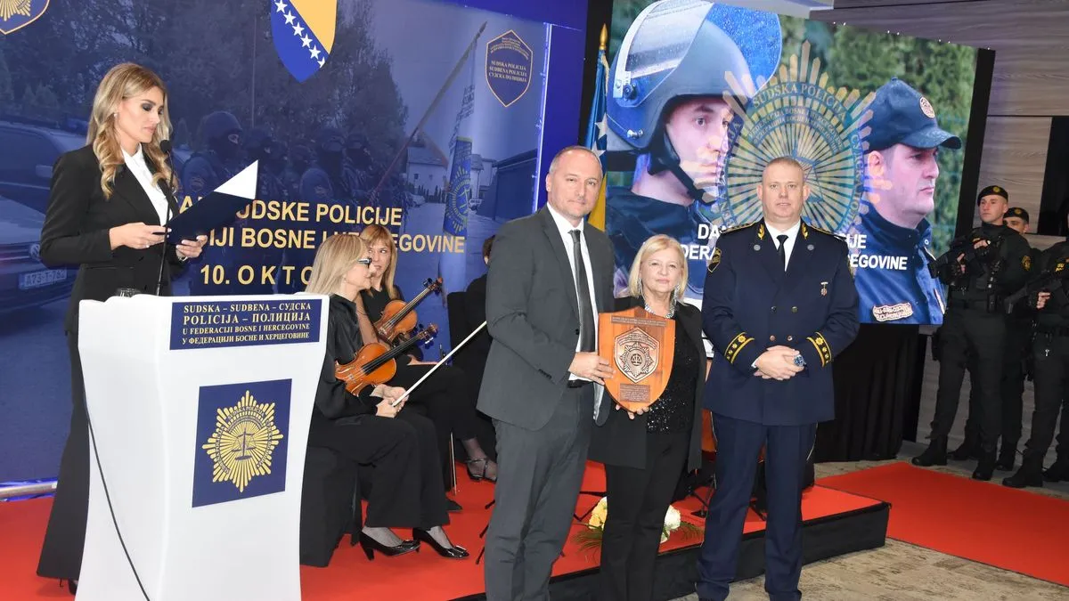 Na ceremoniji su uručene zahvalnice u obliku Reljefnog amblema Sudske policije.