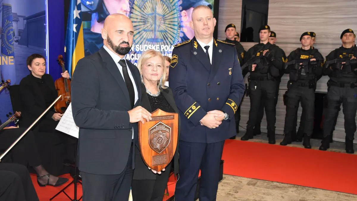 Na ceremoniji su uručene zahvalnice u obliku Reljefnog amblema Sudske policije.
