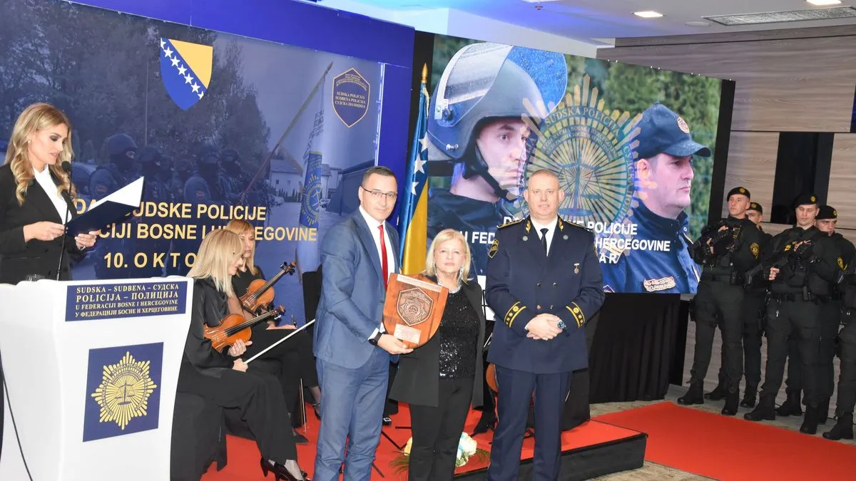 Na ceremoniji su uručene zahvalnice u obliku Reljefnog amblema Sudske policije.