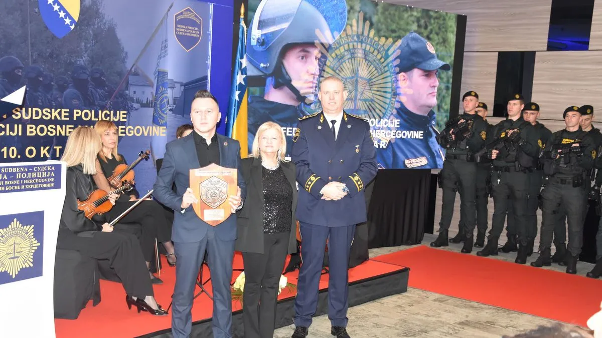 Na ceremoniji su uručene zahvalnice u obliku Reljefnog amblema Sudske policije.