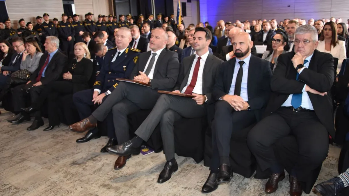 Na ceremoniji su uručene zahvalnice u obliku Reljefnog amblema Sudske policije.