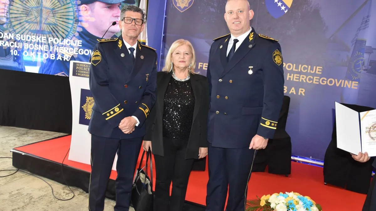 Na ceremoniji su uručene zahvalnice u obliku Reljefnog amblema Sudske policije.