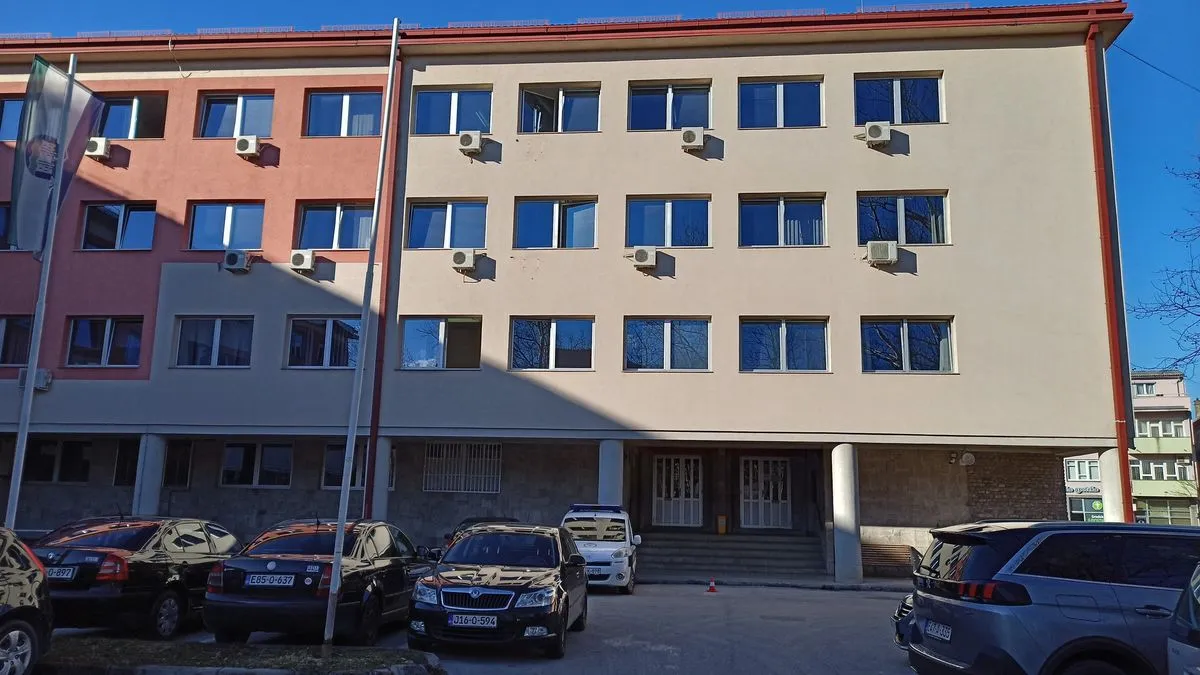 Tužilaštvo je u ovom predmetu predložilo saslušanje dvoje svjedoka i izvođenje više desetina materijalnih dokaza.