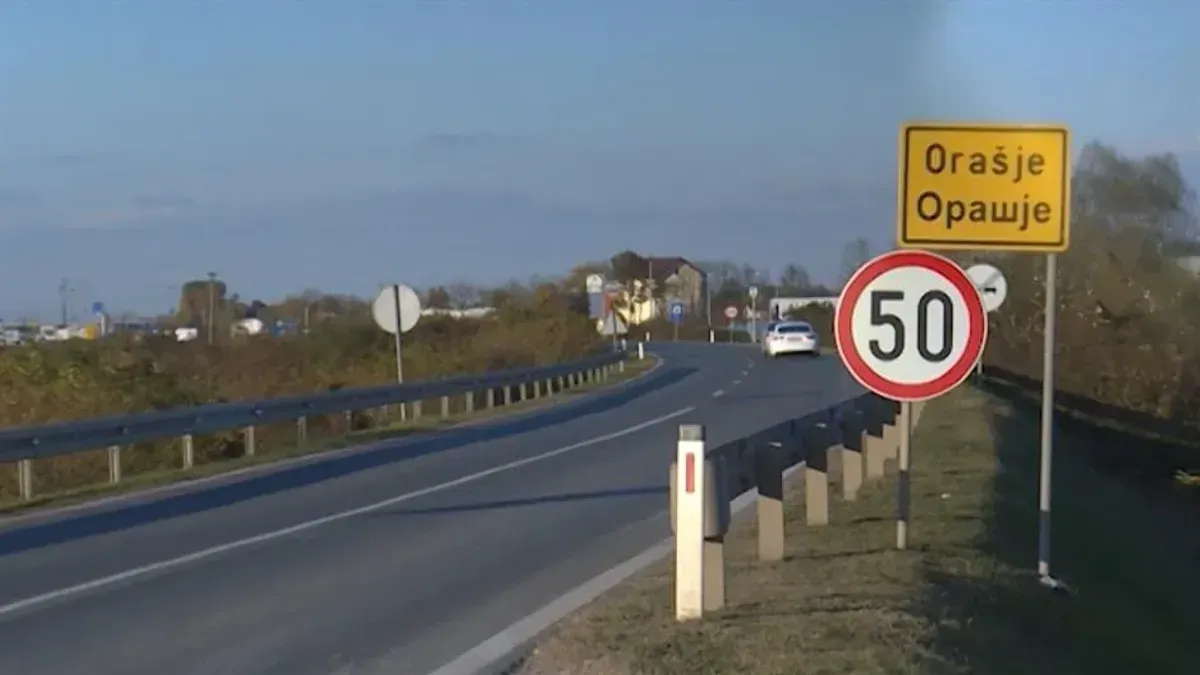 Optužnica opisuje niz prijetnji i fizičkih nasrtaja koji su se odvijali pred maloljetnim djetetom, što cijeli slučaj čini još potresnijim