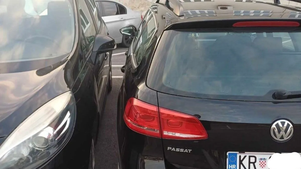 Njena objava nasmijala je mnoge, koji su u komentarima osudili “sebičnost” žene koja je automobile parkirala preblizu