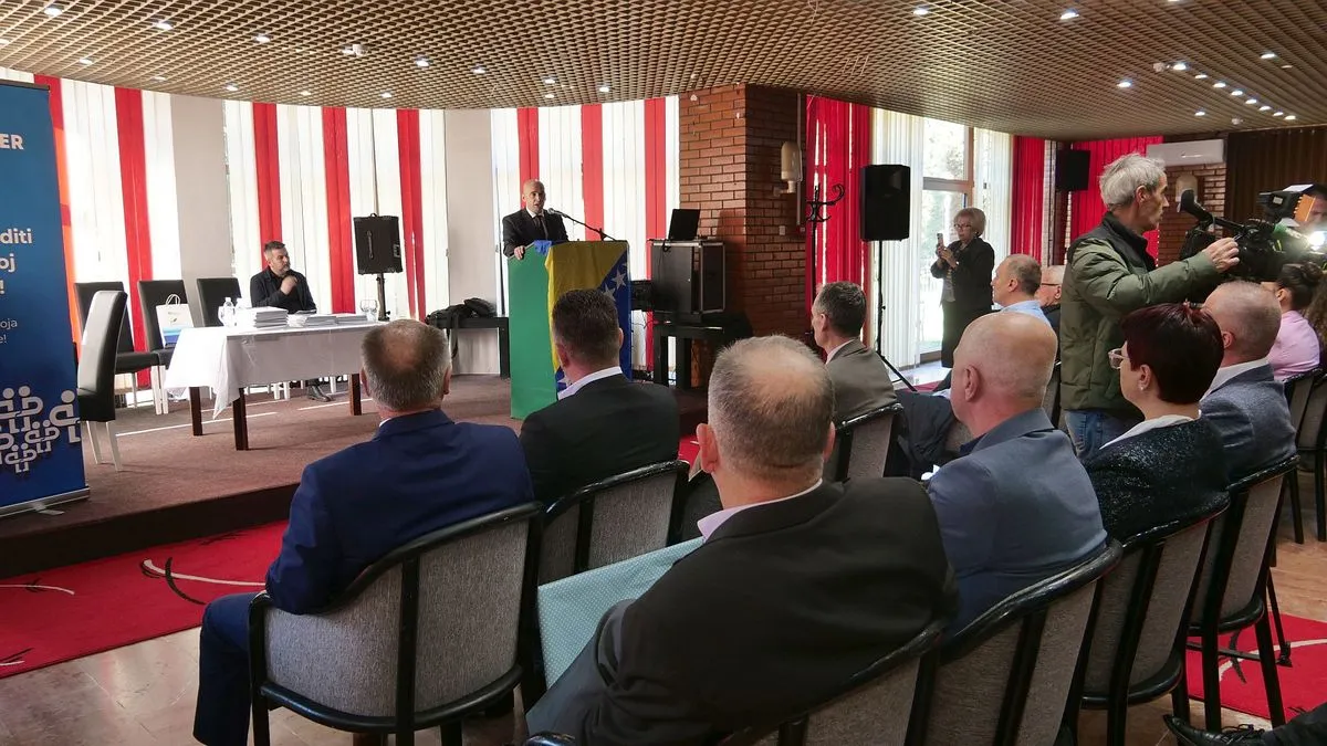 Naglasio je da Vlada zajedno sa Savezom udruženja penzionera ZDK traži rješenja kako pomoći penzionerskoj populaciji