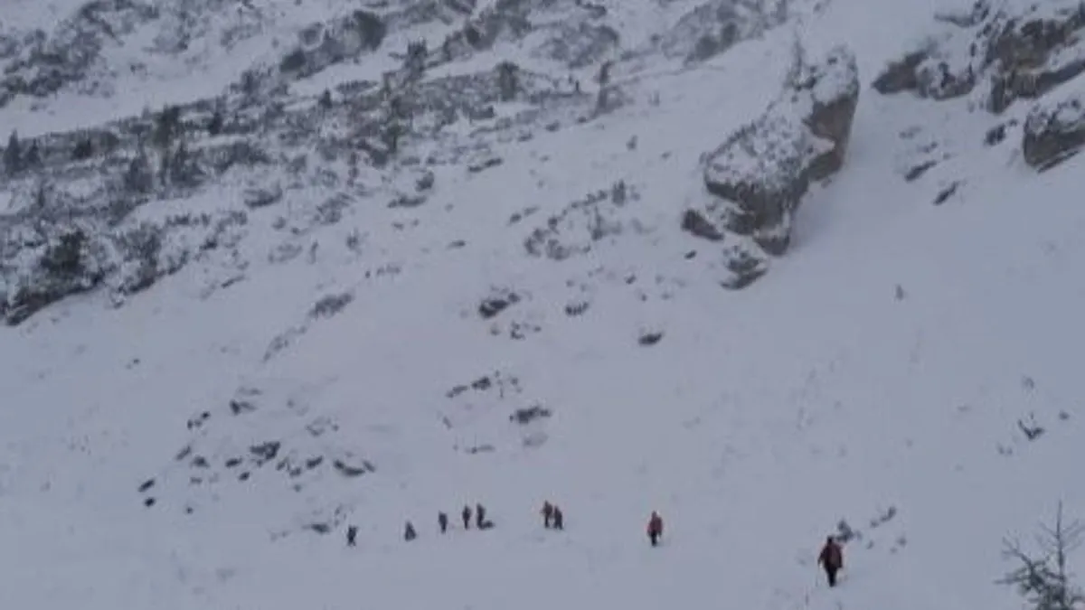 Tragedija se dogodila jučer, kada je grupu od sedam planinara zadesila lavina. Tri je lavina odnijela, dok su četvorica uspela da se spase.
