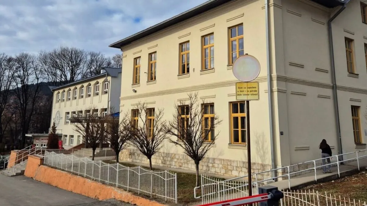 Sjednici je prisustvovalo 106 od ukupno 121 profesora škole, a odluka o isključenju donesena je jednoglasno