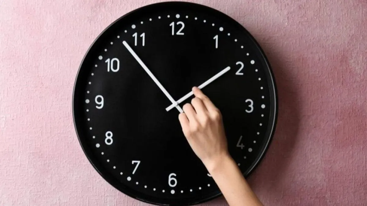 Dok se većina slaže da praksu treba ukinuti, postavlja se pitanje koje vrijeme trajno zadržati. 