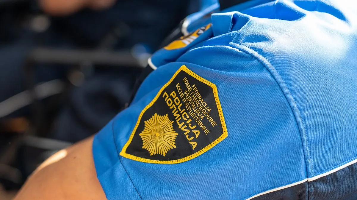 Dva policijska službenika se sumnjiče za krivična djela Primanje dara ili drugih oblika koristi i Zloupotreba položaja ili ovlaštenja.