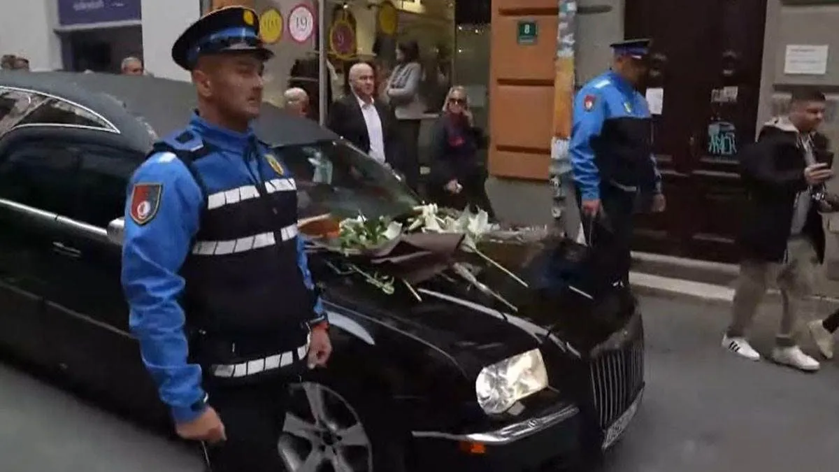 Jučerašnji ispraćaj Halida Bešlića, umjetničke ikone Bosne i Hercegovine i regiona, nije bio samo dostojanstven oproštaj desetina hiljada građana. 