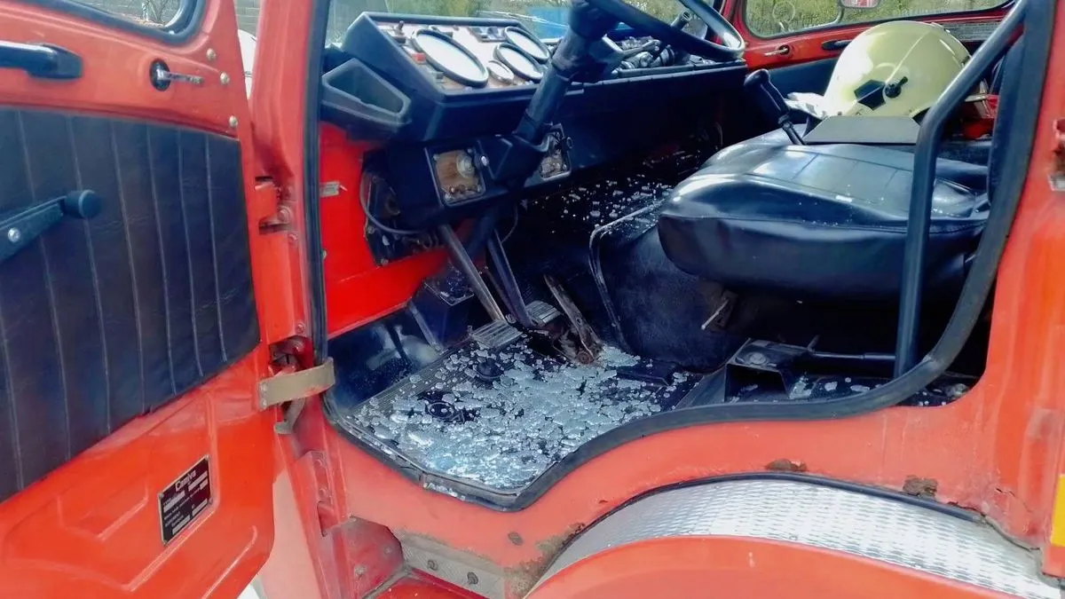 Povrijeđen je od krhotina stakla i odmah je prebačen na Univerzitetski klinički centar u Tuzli.