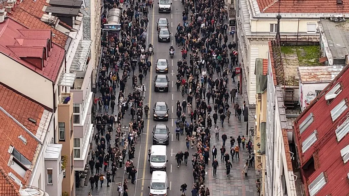 Pored porodice i prijatelja, na posljednji ispraćaj voljenom pjevaču su došli i ljudi iz društvenog i političkog života iz BiH i regiona