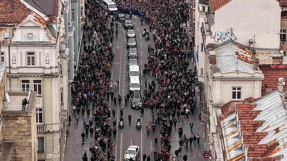 Pored porodice i prijatelja, na posljednji ispraćaj voljenom pjevaču su došli i ljudi iz društvenog i političkog života iz BiH i regiona