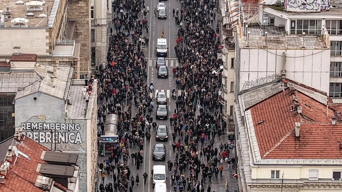 Pored porodice i prijatelja, na posljednji ispraćaj voljenom pjevaču su došli i ljudi iz društvenog i političkog života iz BiH i regiona