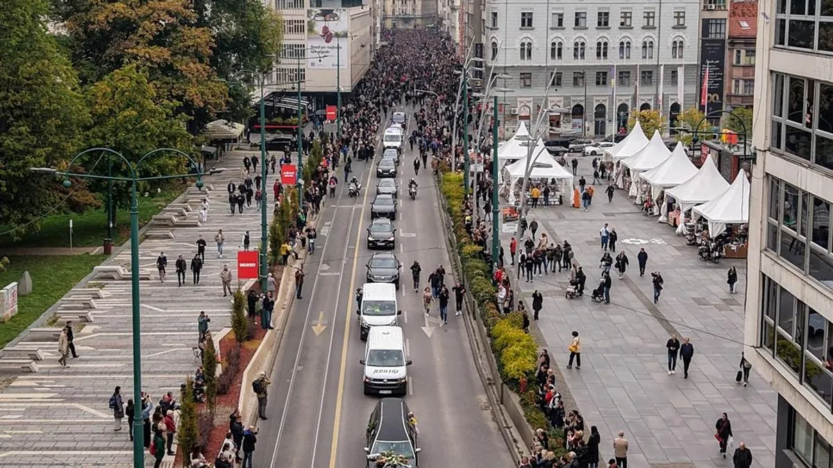 Pored porodice i prijatelja, na posljednji ispraćaj voljenom pjevaču su došli i ljudi iz društvenog i političkog života iz BiH i regiona