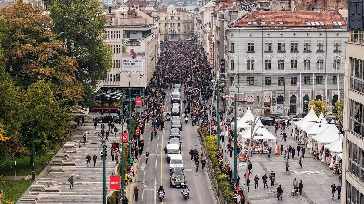 Ispraćaj Halida: Pogledajte snimke iz zraka nepregledne kolone ljudi 