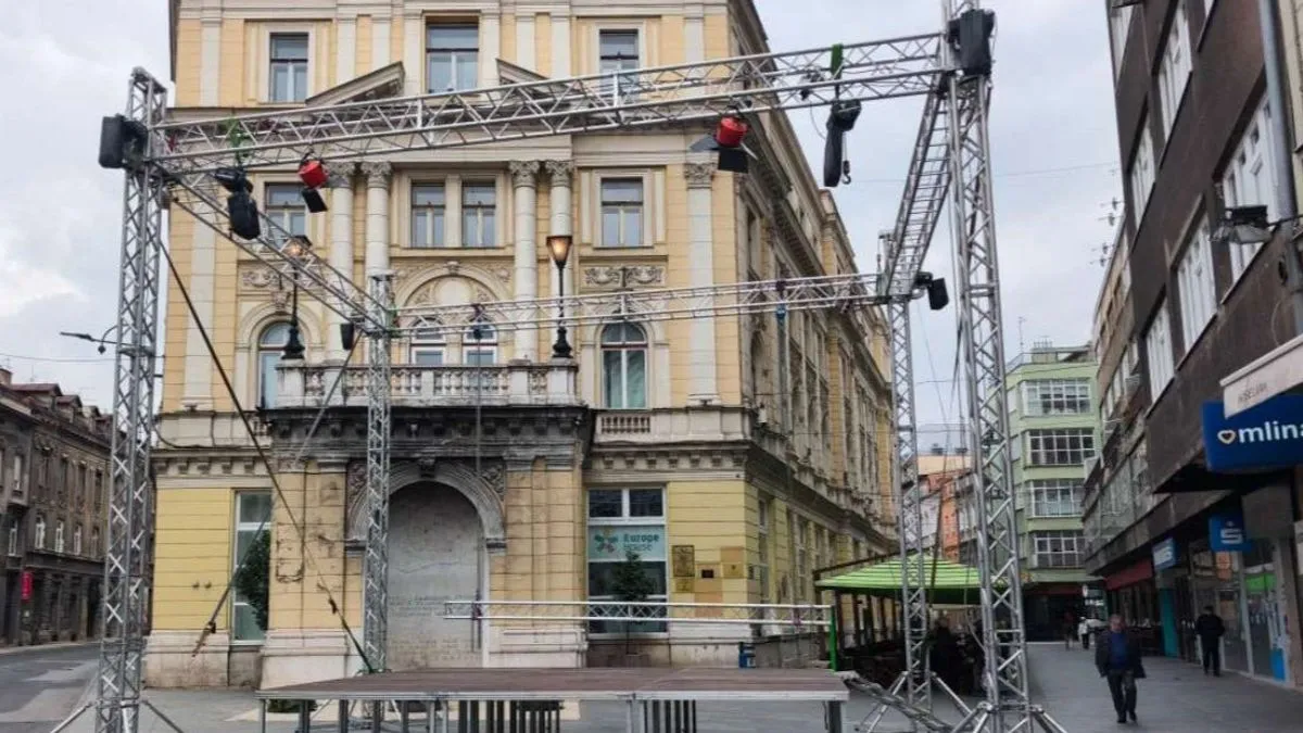Kod Vječne vatre gdje je planirano održavanje skupa postavljena je bina, a ugašen je i plamenik Vječne vatre iz sigurnosnih razloga