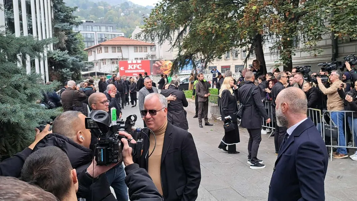 Tuga u srcima, suze u očima: Evo ko je sve stigao na komemoraciju Halidu Bešliću