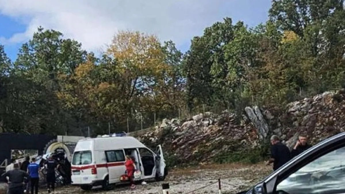 Na animiranoj fotografiji prikazano je sedam automobila različitih boja zaglavljeno na raskrsnici