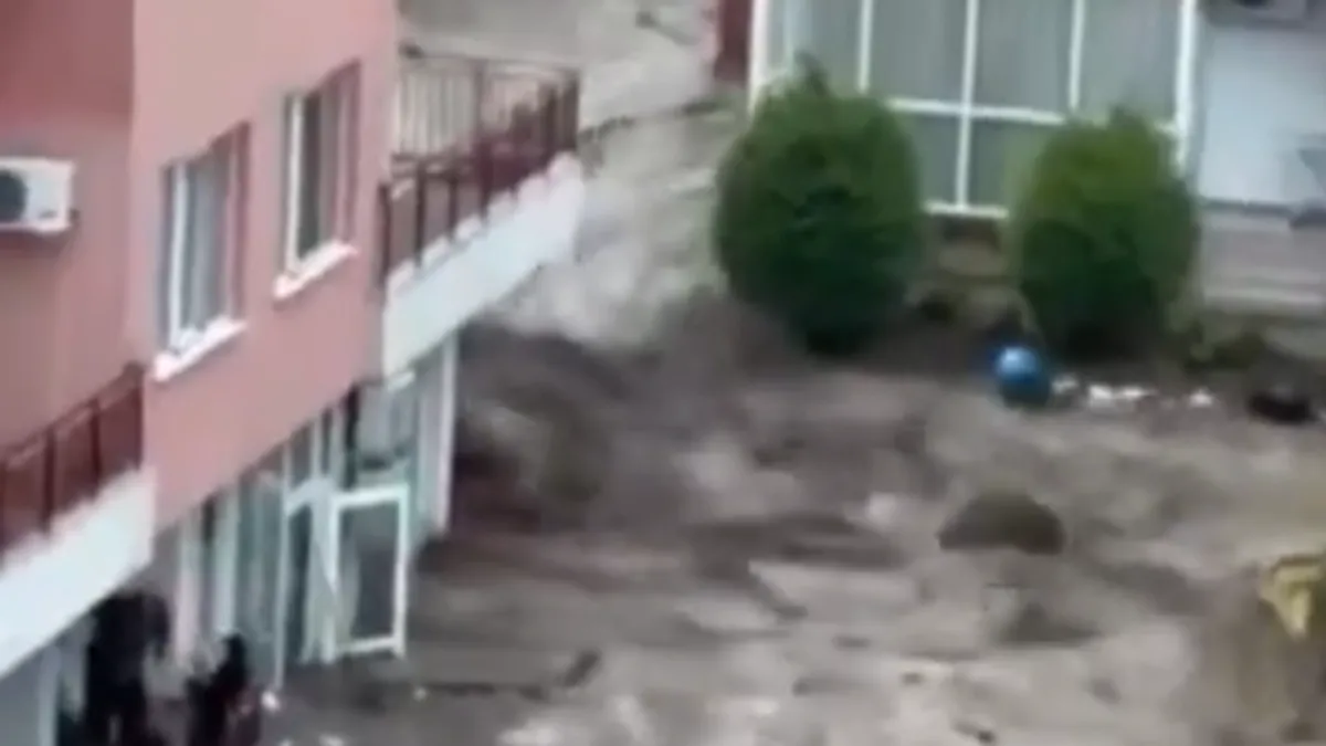 Saobraćaj je otežan i u Plovdivu, drugom najvećem gradu Bugarske, dok su na sjeveru zemlje obilne padavine prešle u snijeg i blokirale planinske prevoje