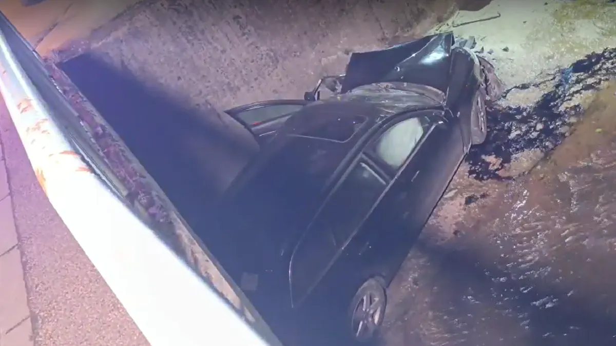 Automobilom je upravljala osoba inicijala B.A. koja je u nesreći povrijeđena. Još uvijek je neutvrđen stepen povreda.