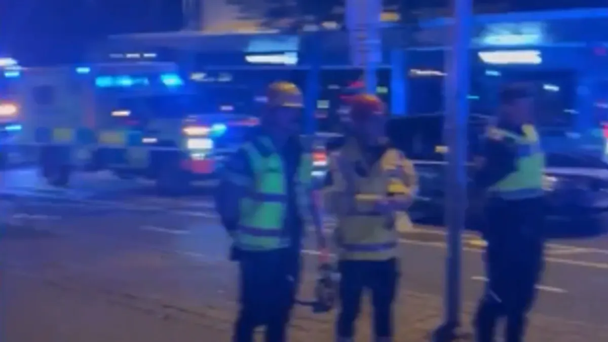 Povrijeđeni su pronađeni na ulici i ubrzo prevezeni u bolnicu, dok stepen njihovih povreda još nije poznat.