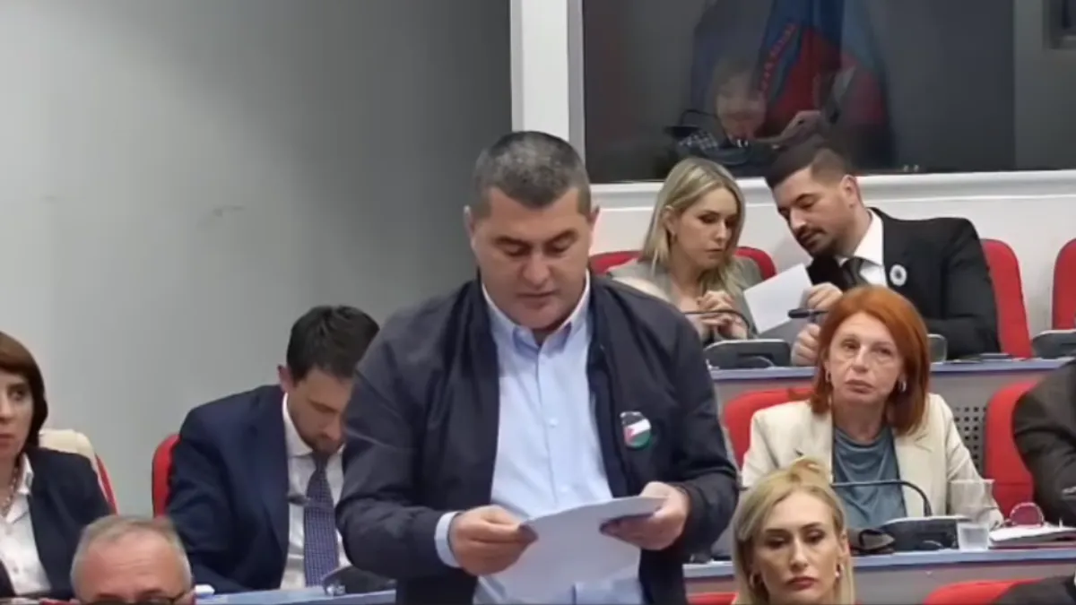 Inicijativu je u ime Bošnjačke stranke obrazložio odbornik Fuad Kolić, ističući da odluka o oduzimanju nagrade ima moralni i društveni značaj.