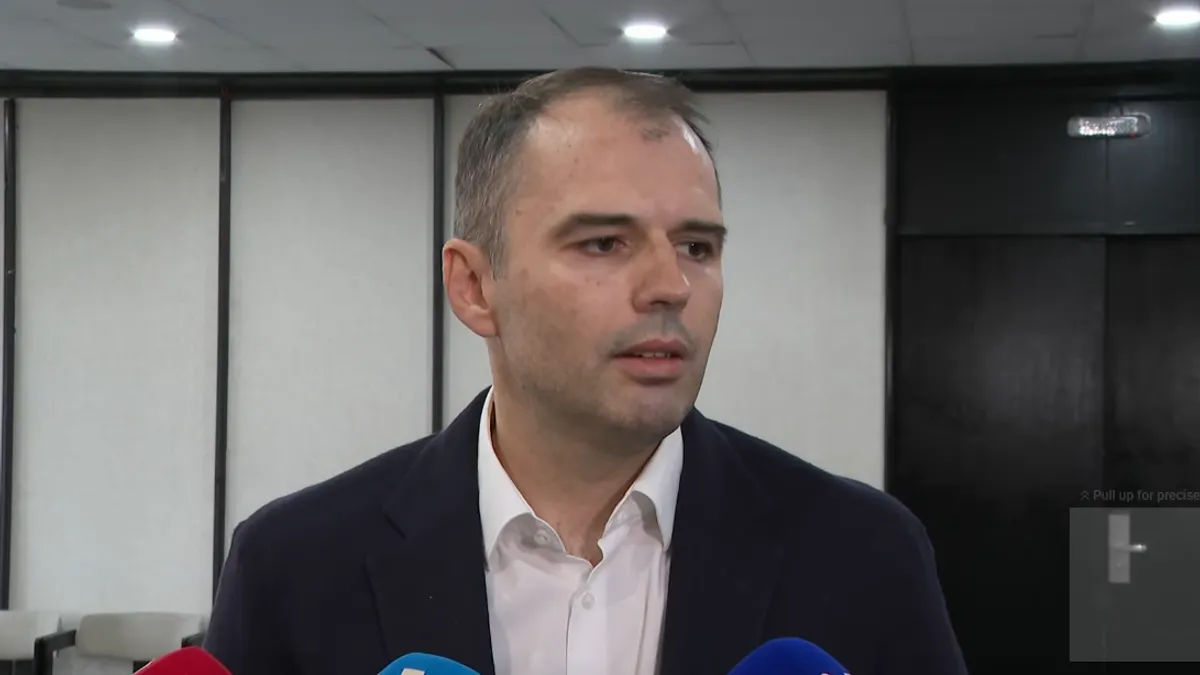 Ono što je posebno intrigantno je činjenica da međunarodna zajednica, ili kako Bajrović kaže ‘Trojka’, nije posegnula za direktnom represijom.