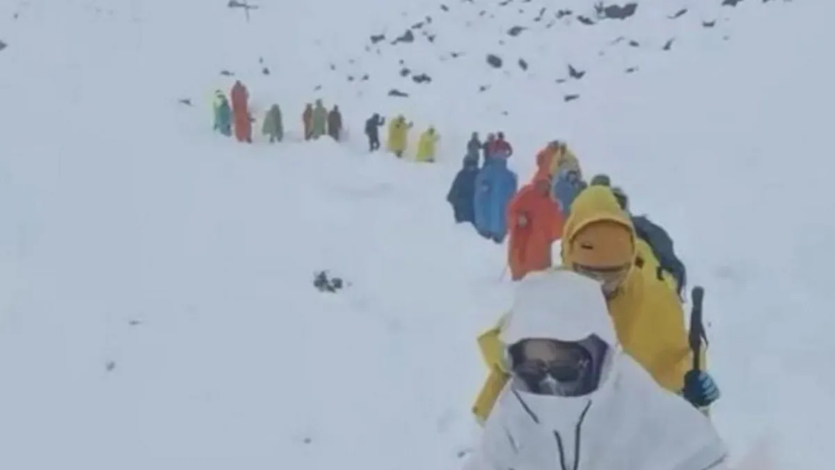 Snijeg je u dolini Karma, na nadmorskoj visini od 4.200 metara, počeo padati u petak navečer i nije prestajao tokom subote, zatrpavši puteve 