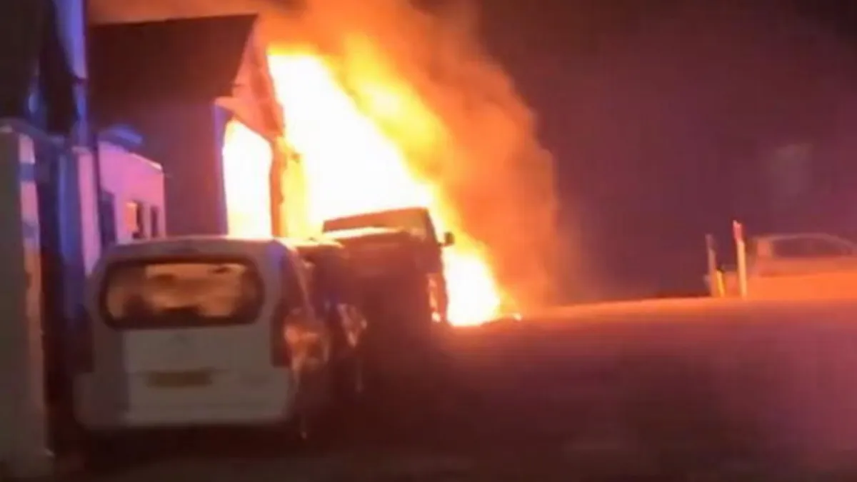 Maskirani napadači zapalili džamiju: Kamere snimile horor, širi se mržnja prema muslimanima?