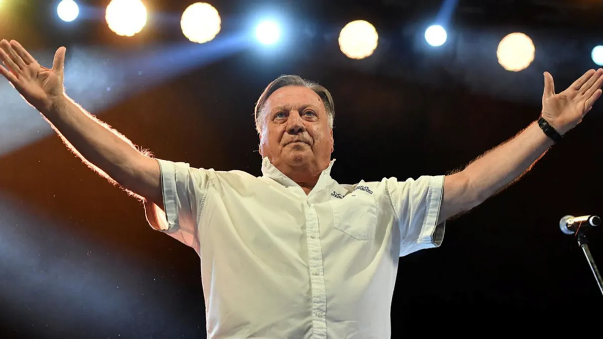 Preminuo je legendarni pjevač Halid Bešlić.                              