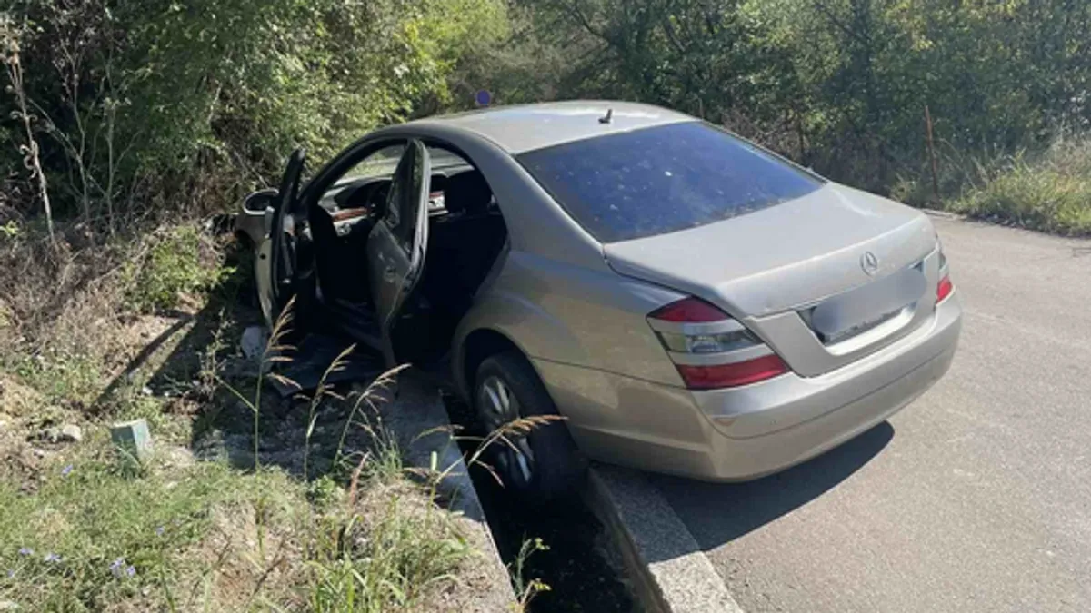Građani su, dodaju, ponovo reagovali i policiji dojavili da je vozač Mercedesa ušao u vozilo Peugeot, te da se vozilo velikom brzinom udaljilo ka Budvi