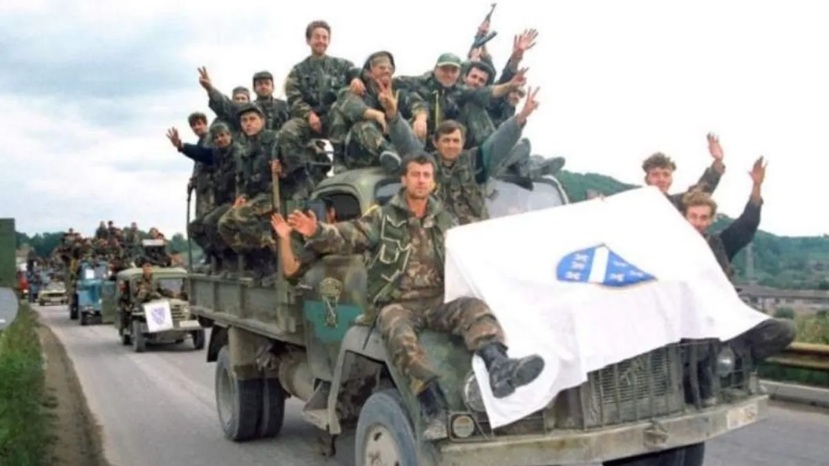 Postavljanje spomenika-tenka kod Druge gimnazije možda je najistaknutiji slučaj, zbog protivljenja liberalnih urbanih krugova