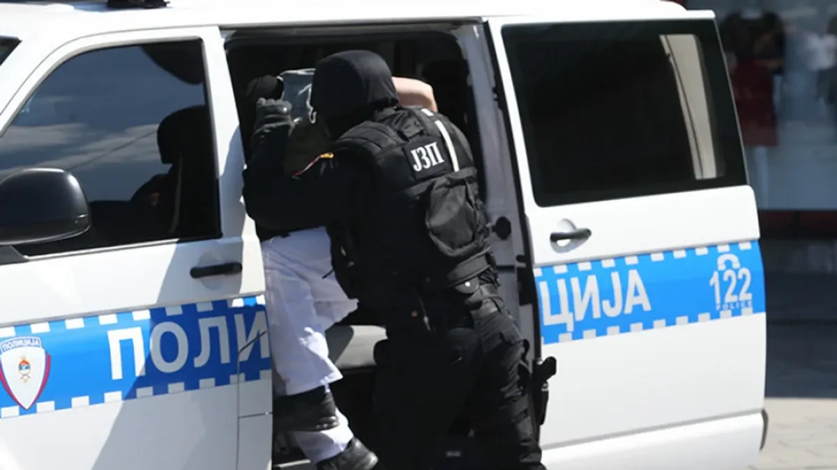 Banjalučanin M. D. uhapšen je jučer zbog počinjenih više prekršaja iz Zakona o javnom redu i miru RS-a.