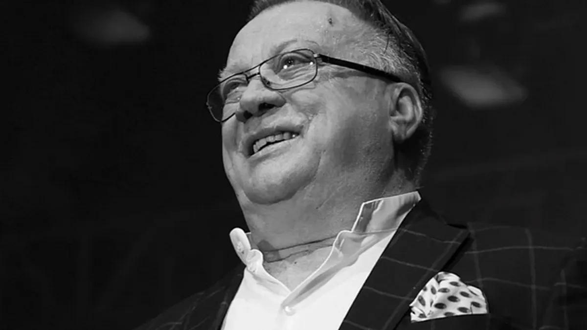 U vremenu kada su mnogi izgubili povjerenje u dobrotu i iskrenost, jedna priča iz prošlosti podsjeća da istinski heroji često djeluju tiho, bez kamera i bez svjetla reflektora.