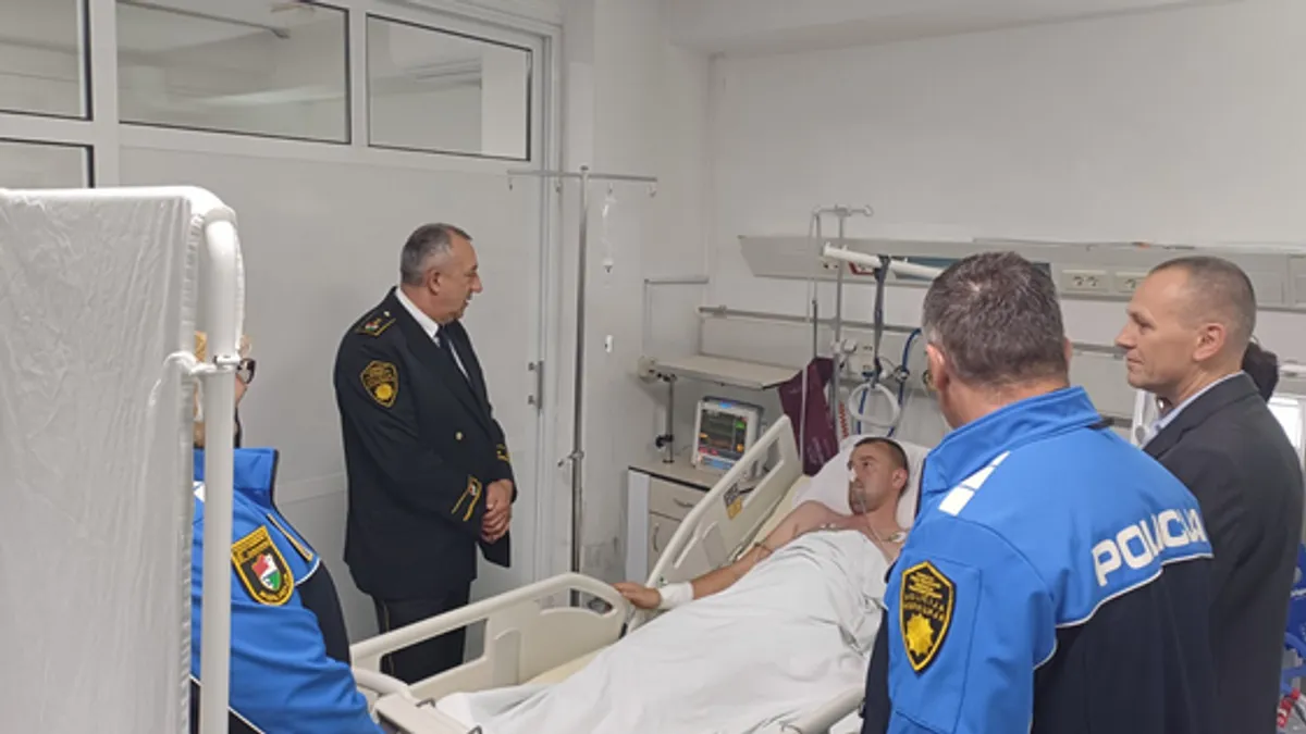 Povrijeđenom policajcu pružena je sva neophodna medicinska pomoć u Kantonalnoj bolnici Travnik i njegovo zdravstveno stanje je stabilno