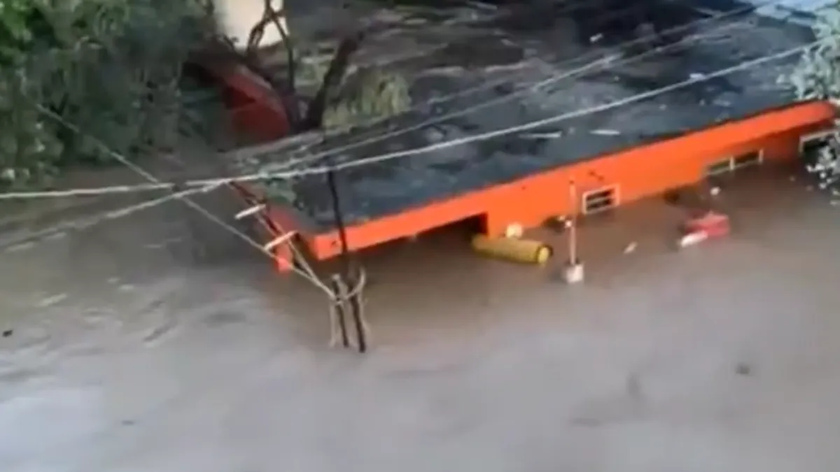 Razorne poplave: Poginulo najmanje 28 osoba, među njima i dijete