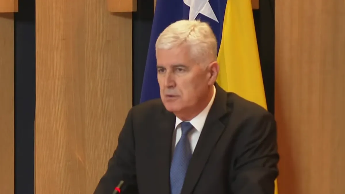 Osvrnuo se potom na žestoke reakcije stranaka Trojke, posebno nove predsjednice Naše stranke Sabine Ćudić.