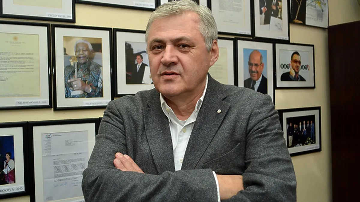 Vlada Federacije Bosne i Hercegovine je na telefonskoj sjednici izglasala da ponedjeljak, 13. oktobar bude proglašen Danom žalosti zbog smrti Halida Bešlića.