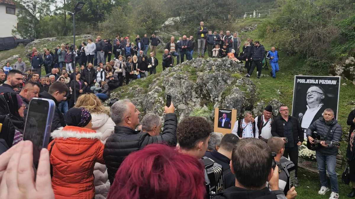 Tokom okupljanja, mještani su iznijeli i prijedlog da se upravo kod Knežak izvora izgradi spomenik Halidu Bešliću