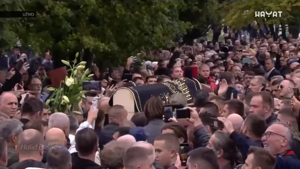 Suze idu niz lica brojnih prisutnih, a jecaji odjekuju grobljem.