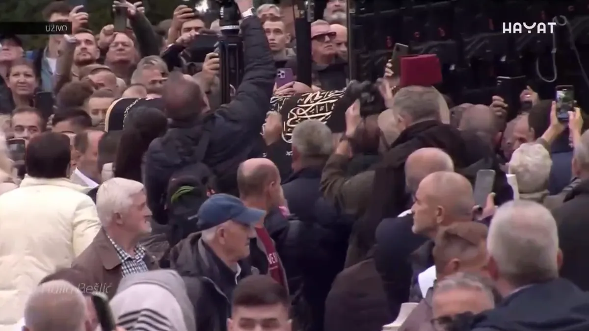 Suze idu niz lica brojnih prisutnih, a jecaji odjekuju grobljem.