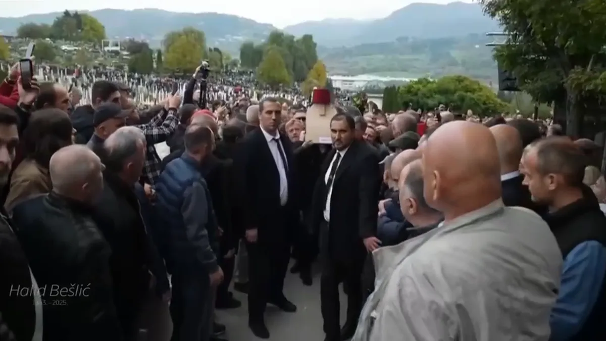 Suze idu niz lica brojnih prisutnih, a jecaji odjekuju grobljem.