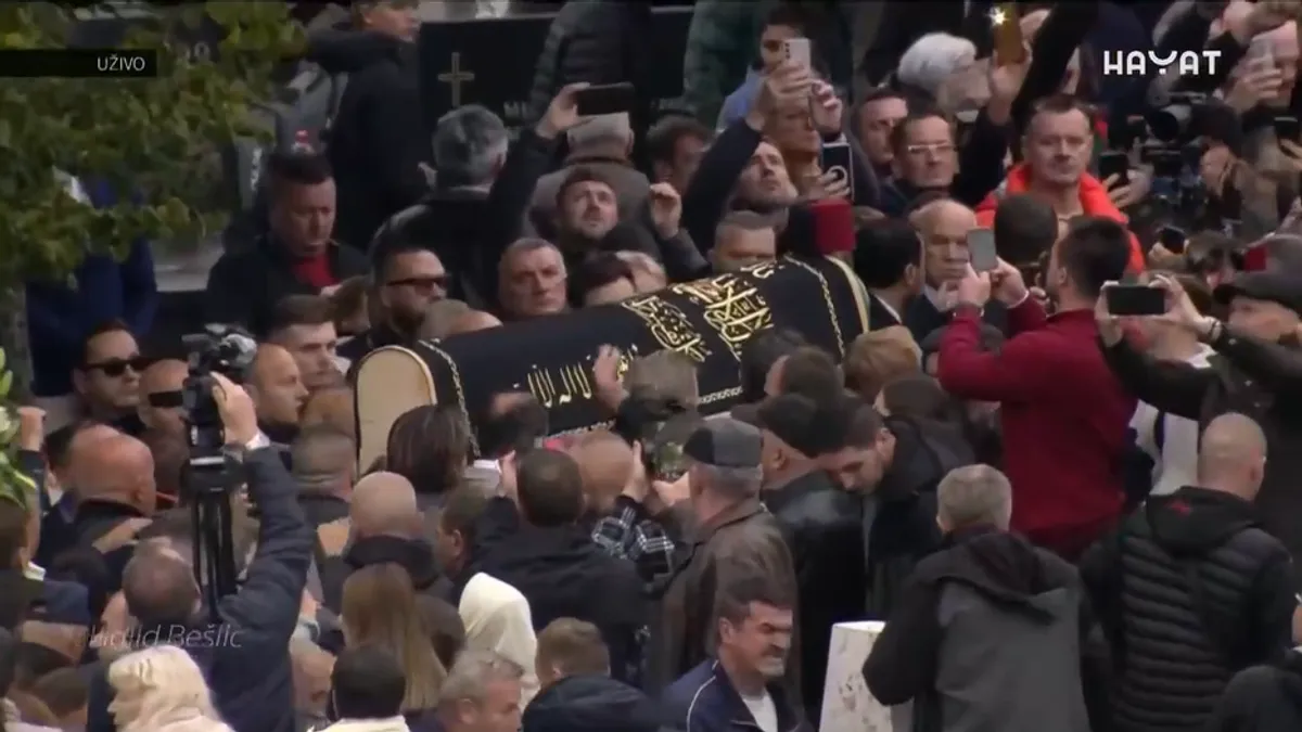 Suze idu niz lica brojnih prisutnih, a jecaji odjekuju grobljem.