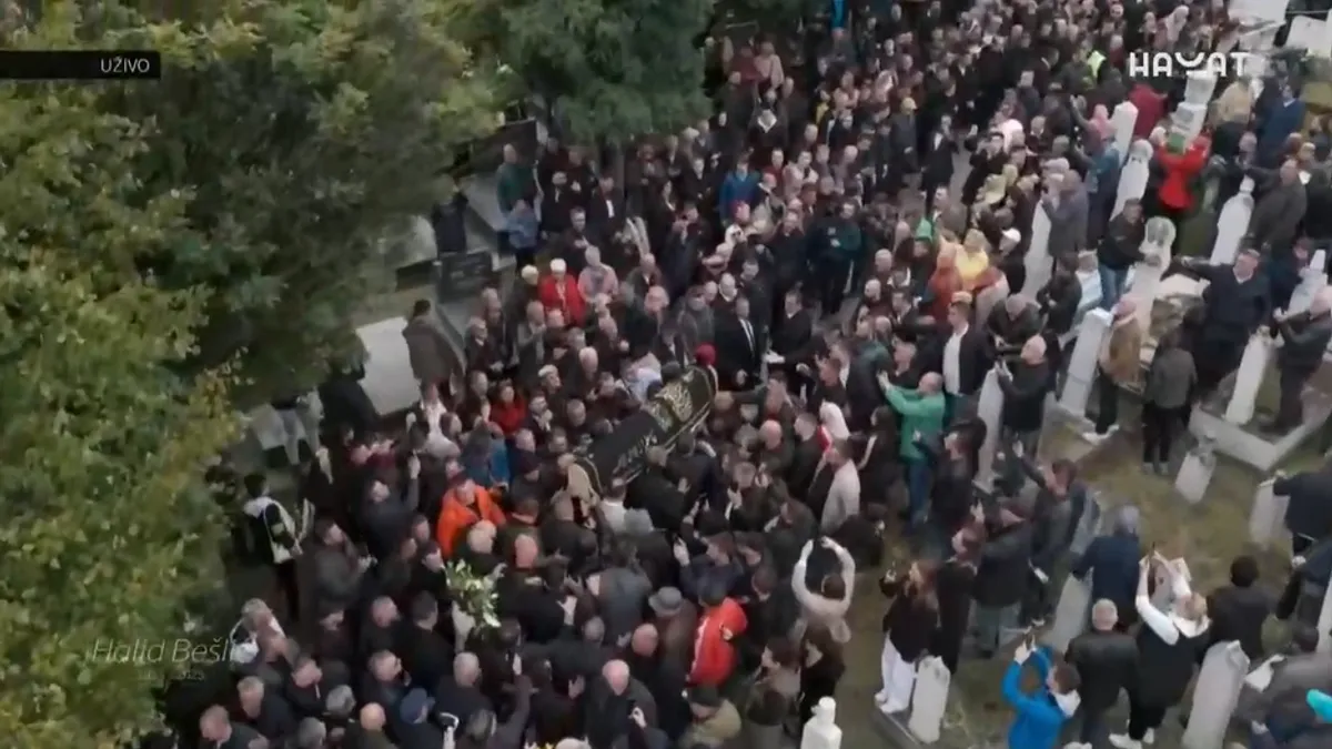 Suze idu niz lica brojnih prisutnih, a jecaji odjekuju grobljem.