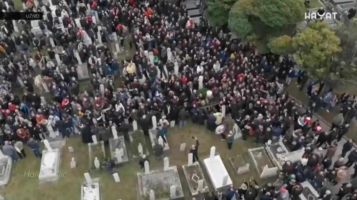 Suze idu niz lica brojnih prisutnih, a jecaji odjekuju grobljem.